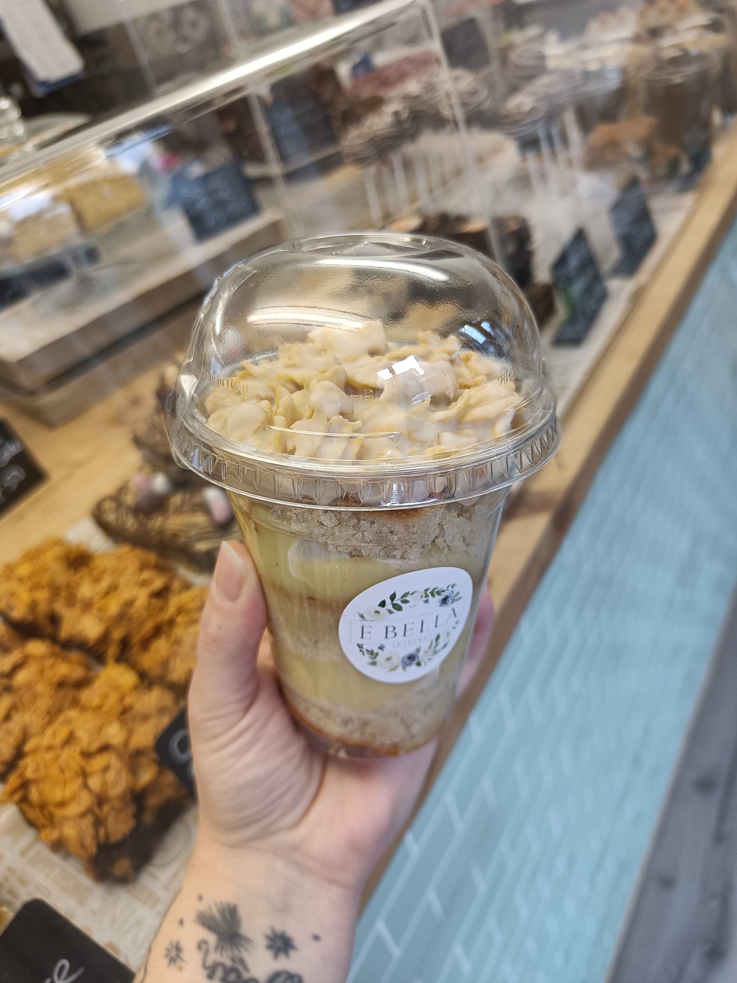 Lemon & White Chocolate Crunch Cake Cup (ve available)